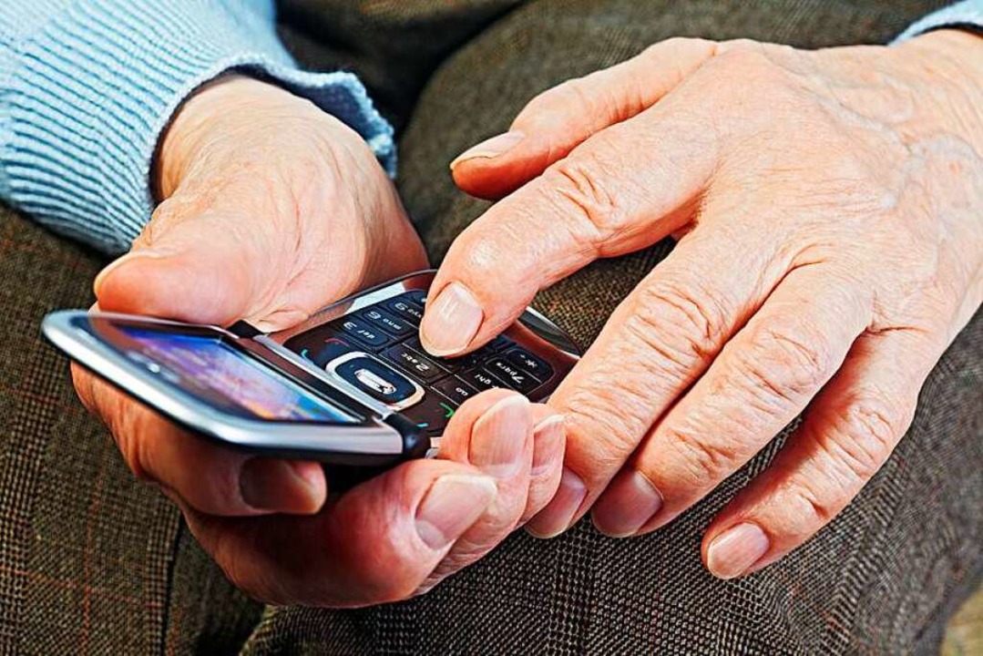 Häufig versuchen Kriminelle ihre Betrugsmaschen auch übers Telefon.  | Foto: Fotolia / Ingo Bartussek