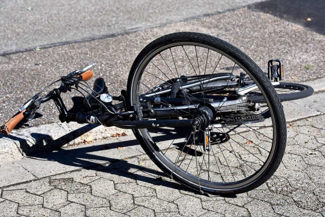 Ein Radfahrer, der sich bei einem Stur...t in der Klinik gestorben. Symbolbild.  | Foto: Thomas Kunz