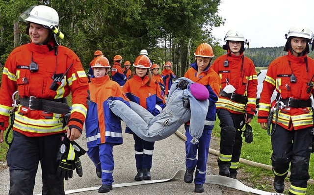 Die &#8222;verletzte Person&#8220; wurde vom Feuerwehrnachwuchs geborgen.  | Foto: suedkurier