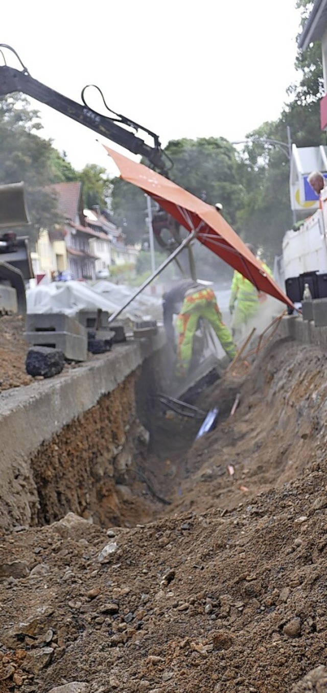 Auf rund 40 Meter rutschte die Asphalt...Graben und beschdigte Glasfaserkabel.  | Foto: Stefan Limberger-Andris