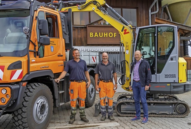 Das neue  Gert fr den Bauhof Grafenh...und Brgermeister Christian Behringer.  | Foto: Wilfried Dieckmann