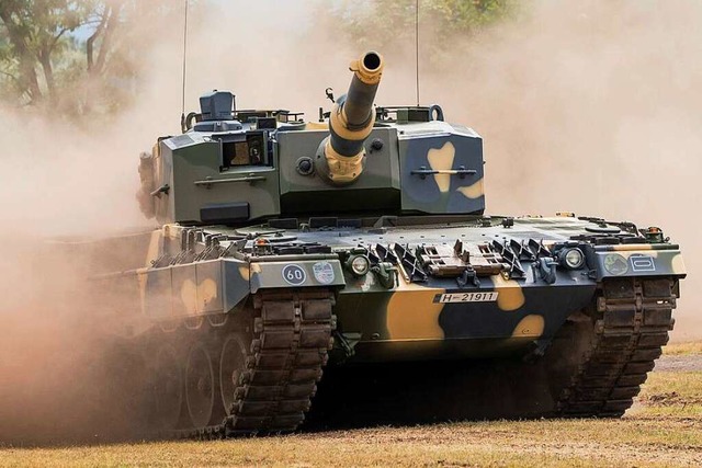 Ein Panzer des Typs Leopard 2 A4:  Die... die Ukraine, wenn  Partner mitziehen.  | Foto: Csaba Krizsan (dpa)