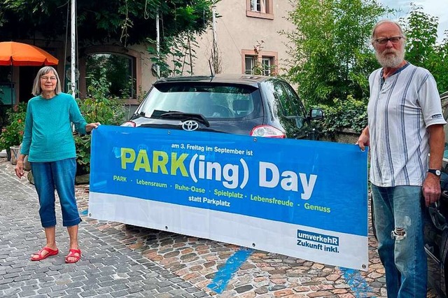 Nika Schudel und Martin Suter in der U...ie Aktion &#8222;Park(ing) Day&#8220;.  | Foto: Andrea Worthmann