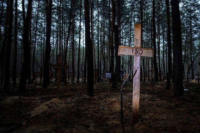 Ein Massengrab von ukrainischen Soldat... zurckeroberten Stadt Izium gefunden.  | Foto: Evgeniy Maloletka (dpa)