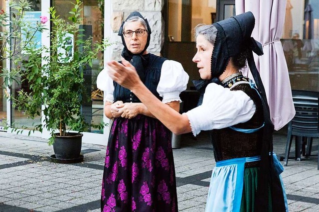 Die Spital-Marie (Monika Heizmann, lin...es St.-Nikolai-Stifts lebendig werden.  | Foto: Gabriele Zahn