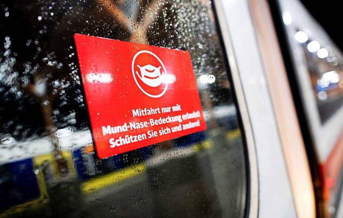 Ein Schild mit der Aufschrift &#8222;M...it Mund-Nase-Bedeckung erlaubt!&#8220;  | Foto: Hauke-Christian Dittrich (dpa)