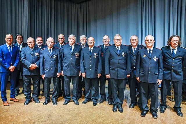 Die Geehrten fr 50 Jahre mit OB Marku...mmandant Thomas Happersberger (rechts)  | Foto: Endrik Baublies