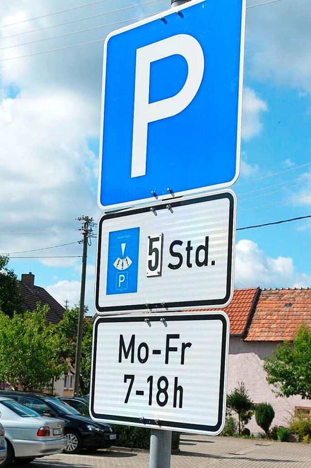 Die Parkzeit auf ffentlichen Parkplt...eht bereits ein entsprechendes Schild.  | Foto: Sebastian Ehret