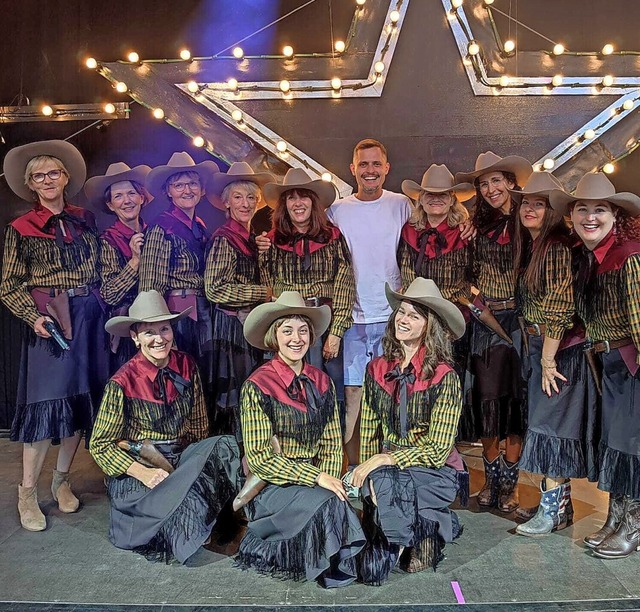 Die Line Dancers als Western Girls mit...r sie fr den Auftritt trainiert hat.   | Foto: Irene Rindje