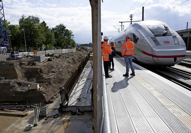 Fachleute der Bahn geben Einblick in d... der Baustelle am Mllheimer Bahnhof.   | Foto: Volker Mnch