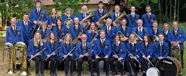 Das Orchester des Musikvereins im Jubi..., im Hintergrund die Schillingskapelle  | Foto: Foto Leofa