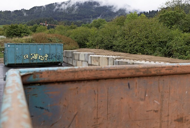 Wer Grnschnitt anliefert, soll ihn zw...t dem Radlader in einen der Container.  | Foto: Patrik Mller