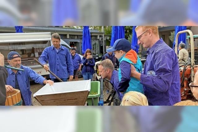 Brgermeister trotten auf dem Wochenmarkt