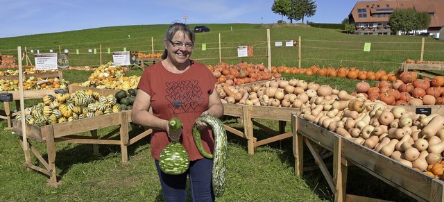 Mit Schlangenkrbis und Kalebasse: Lan... den Stnden ihrer Krbisausstellung.   | Foto: Stefan Pichler