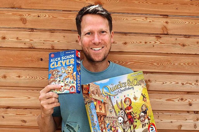 Wolfgang Warsch zeigt seine aktuellen ...22;Kinderspiel des Jahres 2022&#8220;.  | Foto: Privat