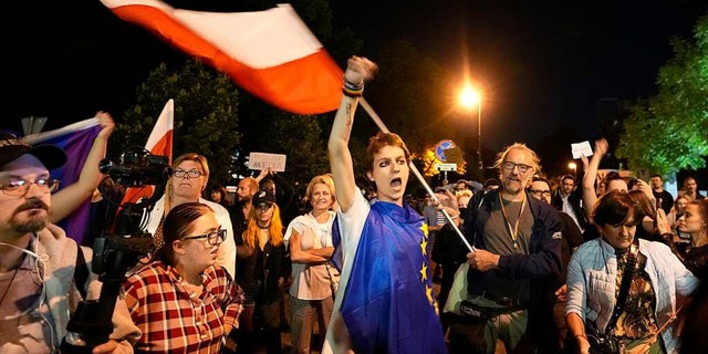 Die Versuche der Regierung Polens, die...nken, rufen regelmig Protest hervor.  | Foto: Czarek Sokolowski (dpa)