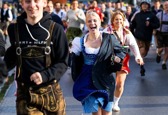 Tausende strmen auf die Wiesn.  | Foto: Sven Hoppe (dpa)