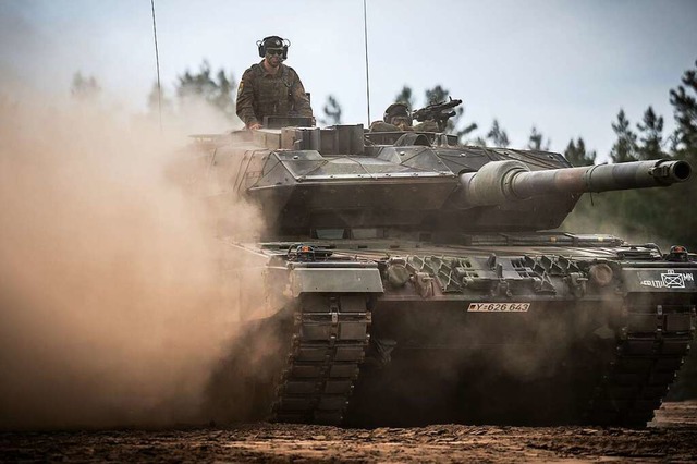 Ein Leopard-2-Panzer der Bundeswehr  | Foto: Michael Kappeler (dpa)