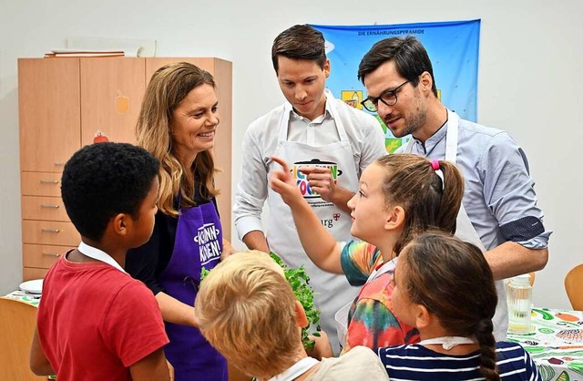 Grundschulkinder der Hebelschule mit (...nser und Oberbrgermeister Martin Horn  | Foto: Thomas Kunz