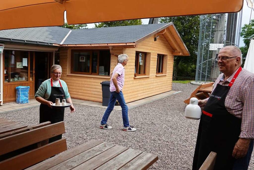Manche Gäste informierten sich am Frei...ino aus der neuen Küche serviert wird.  | Foto: Hans-Jürgen Sackmann
