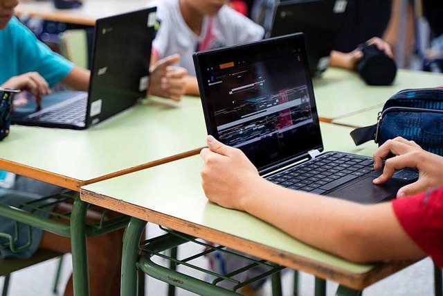In Wehr werden die Schulen digital aufgerstet.  | Foto: Jorge Gil (dpa)
