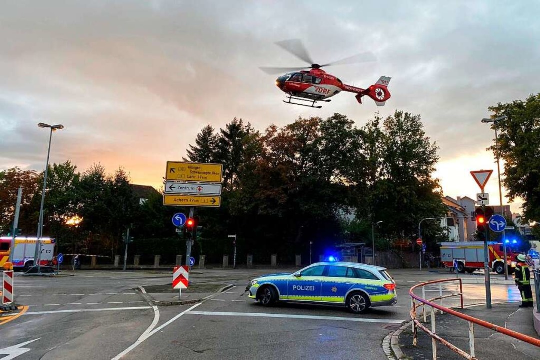 Der Rettungshubschrauber Christoph 43 startet von der Einsatzstelle.  | Foto: Polizei