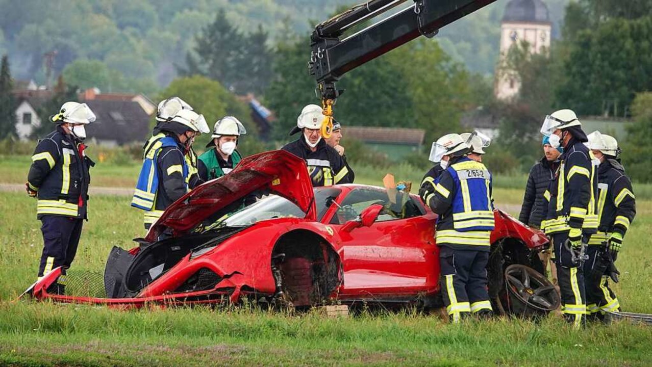Der Ferrari überschlug sich mehrfach &... zwei Personen wurden schwer verletzt.  | Foto: Christina Häußler (Einsatz-Report24)