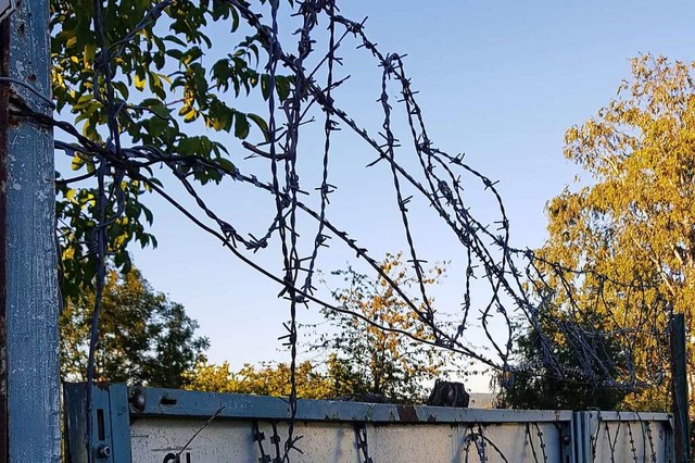 Stacheldrahtzune rund um ein Anwesen auf dem Galgenberg  | Foto: Christian Kramberg