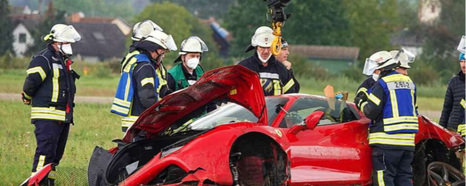 Ferrari-Testfahrzeug �berschl�gt sich mehrmals auf Lahrer Flugplatz