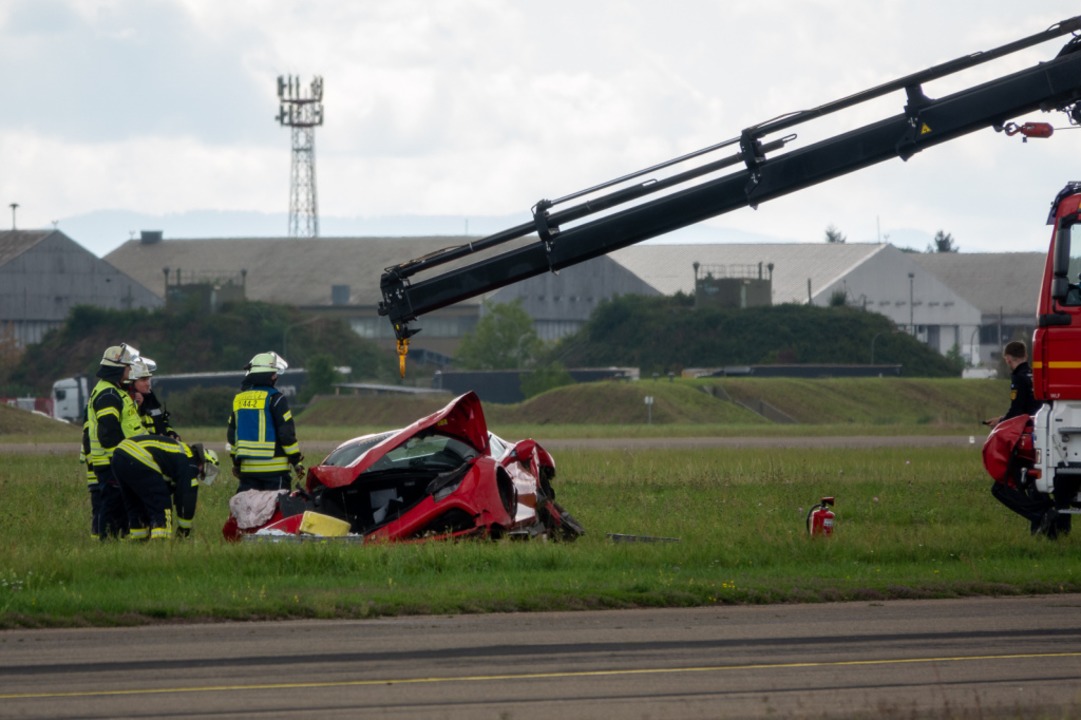 Der Ferrari überschlug sich mehrfach &...; zwei Personen wurden schwer verletzt  | Foto: Christina Häußler (Einsatz-Report24)