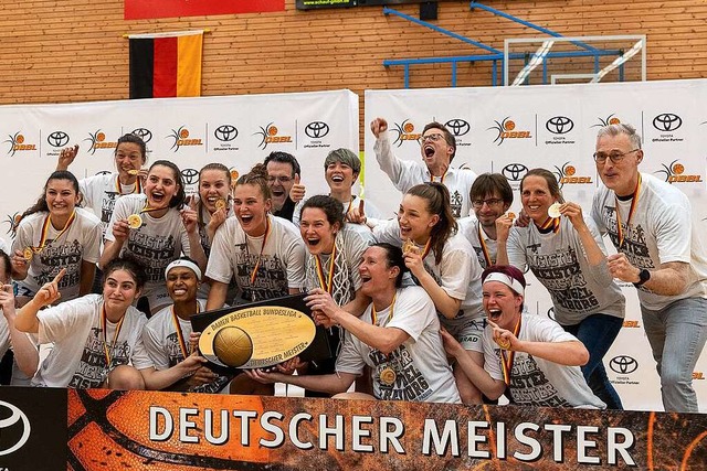Momente des Glcks: das Eisvgel-Team ...er deutschen Meisterschaft Ende April.  | Foto: IMAGO/Eibner-Pressefoto/Thomas He