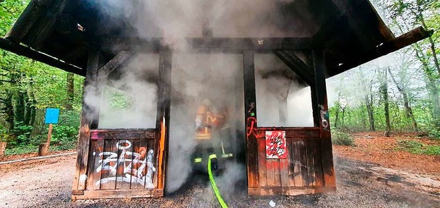 Die sogenannte Jgerackerhtte in der ...tung kann nicht ausgeschlossen werden.  | Foto: Feuerwehr Teningen