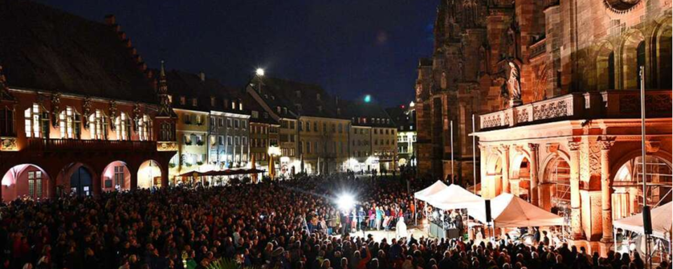 50 Musiker spielen Glocken aus aller Welt zu Ehren der 