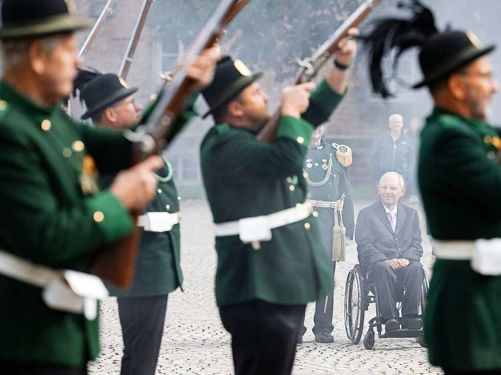 Wolfgang Schuble  schaut nach einem Festakt der Freiwilligen Feuerwehr Zell am Harmersbach bei einem Salutschuss zu.