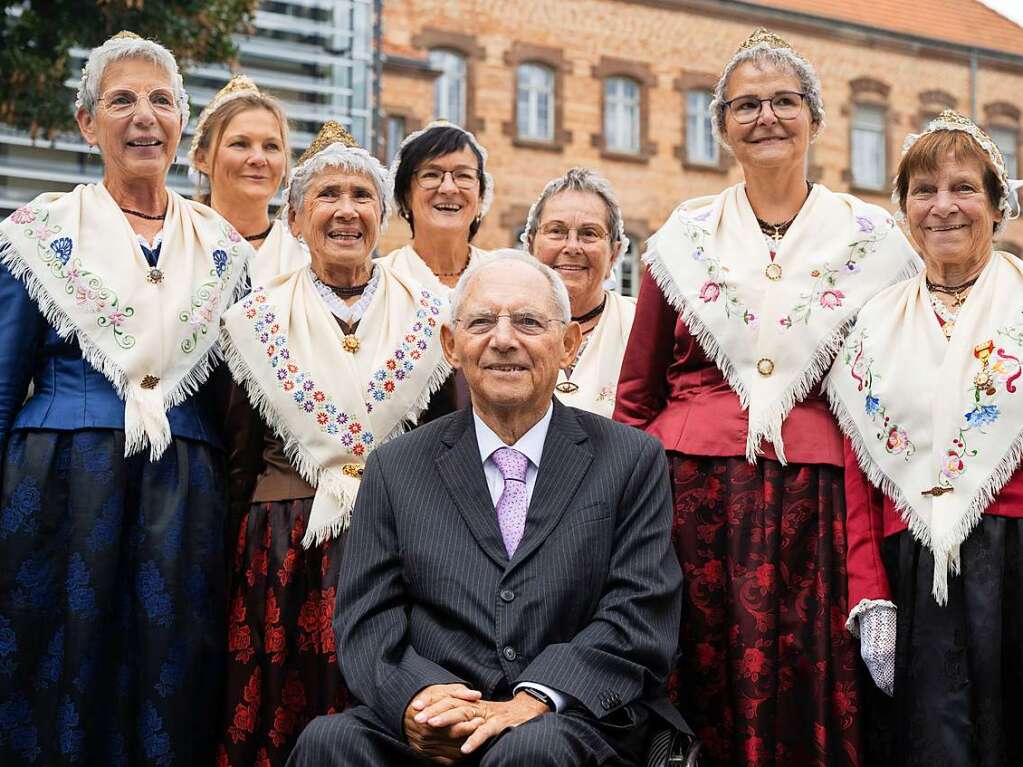 Wolfgang Schuble zwischen Trachtenfrauen der Freiwilligen Brgerwehr Zell am Harmersbach.