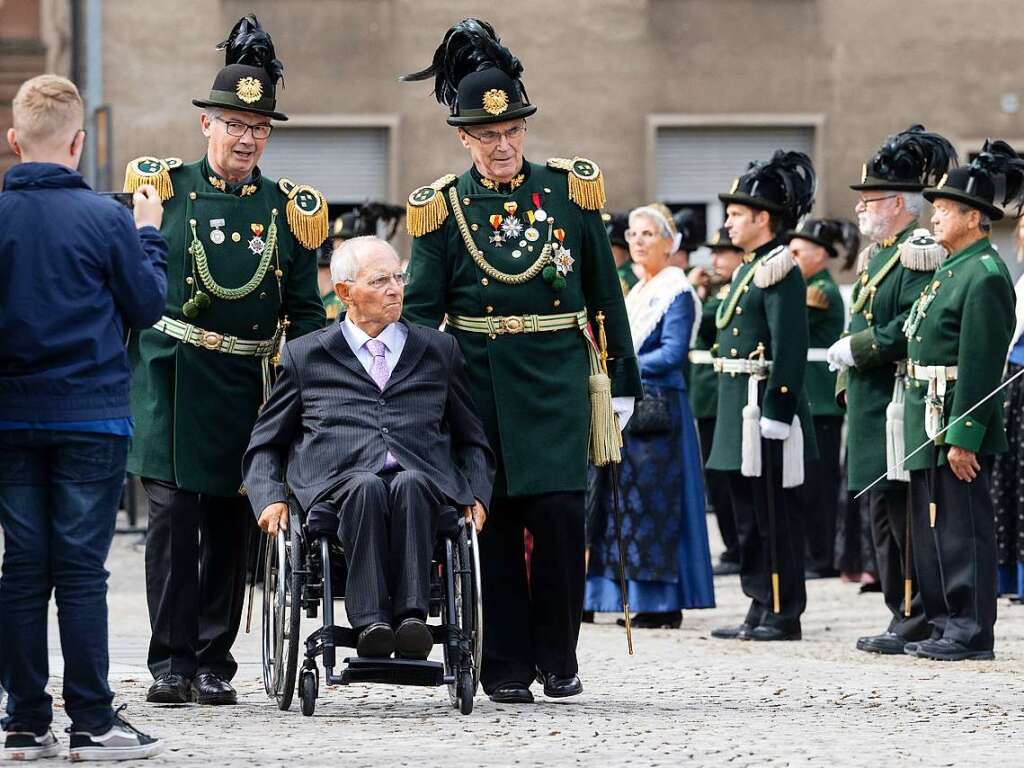 Wolfgang Schuble mit Mitgliedern der Freiwilligen Brgerwehr Zell am Harmersbach