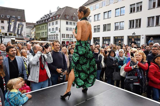 Modenschau auf dem Mnsterplatz am Samstag  | Foto: Rita Eggstein