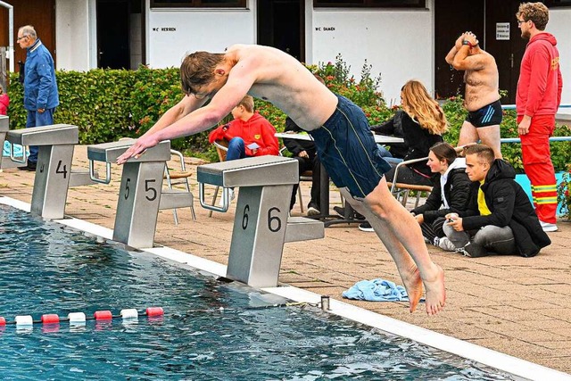 BZ-Redakteur Stefan Mertlik springt be...mmen in Lffingen kopfber ins Wasser.  | Foto: Wolfgang Scheu