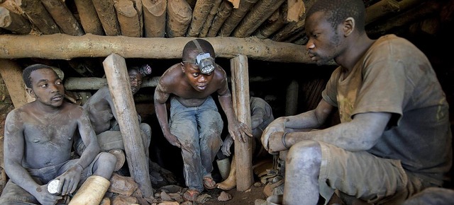 Am Ende einer langen Nacht im Schacht:...beiten Kinder in den Minen  des Kongo.  | Foto: imago stock&people