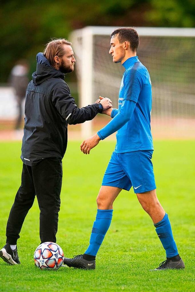 Gesichter, die Bnde sprechen: Trainer...ach der 0:2-Niederlage des FC Neustadt  | Foto: Wolfgang Scheu