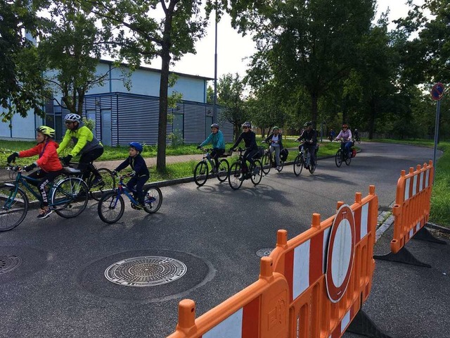 Auf abgesperrten Straen ging es beim Slow-up durch die Dreilnderregion.  | Foto: Willi Adam