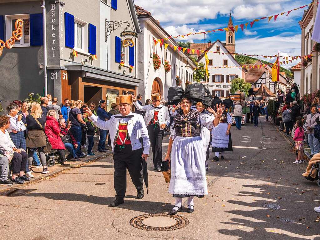 Tausende Besucher erfreuten sich dann am Sonntag am farbenfrohen Trachten- und Brauchtumsumzug durchs Winzerdorf.