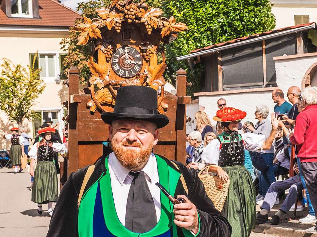 Tausende Besucher erfreuten sich dann am Sonntag am farbenfrohen Trachten- und Brauchtumsumzug durchs Winzerdorf.