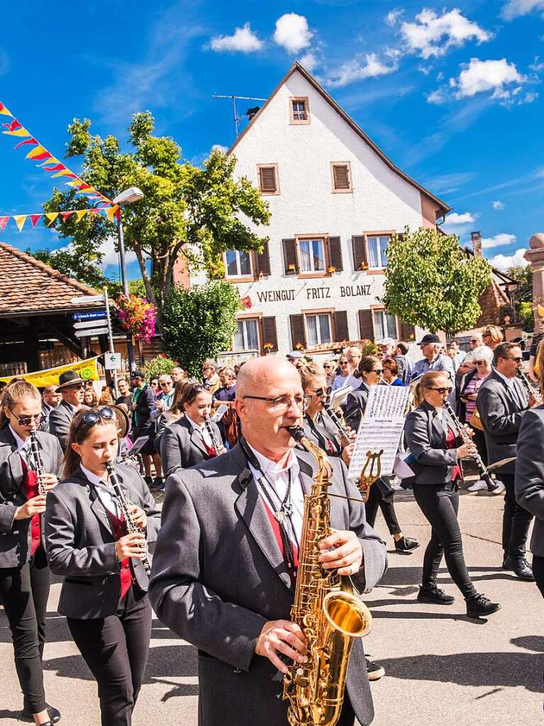 Tausende Besucher erfreuten sich dann am Sonntag am farbenfrohen Trachten- und Brauchtumsumzug durchs Winzerdorf.