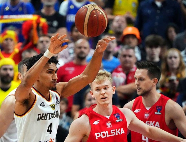 Maodo Lo (links) passt den Ball.  | Foto: Soeren Stache (dpa)