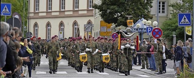 Den Marsch der Brigadesoldaten vom Mar...gten viele Gste vom Straenrand aus.   | Foto: Volker Mnch