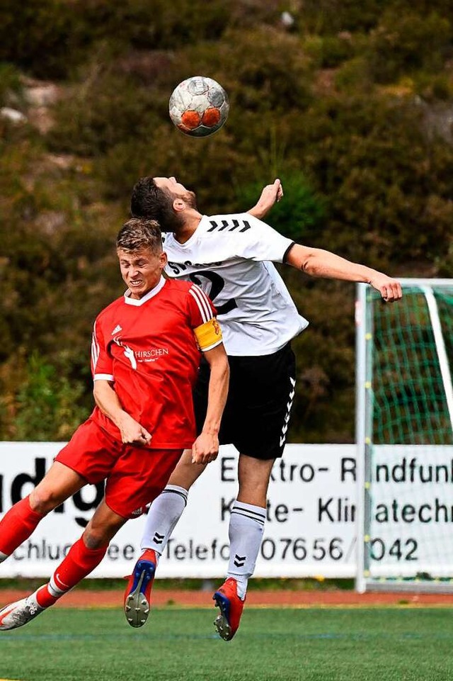 Kopf an Kopf: Die Lenzkircher  Fuballer (weies Trikot) gewannen in Schluchsee.  | Foto: Wolfgang Scheu