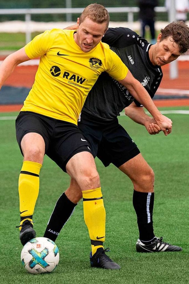 Tanz um den Ball beim Derby in Bonndor...Abpfiff  den Siegtreffer  fr den TuS.  | Foto: Wolfgang Scheu