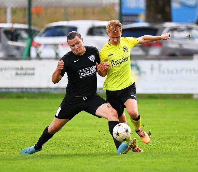 Torpremiere in der Landesliga: Weils Meik Rusch (links, gegen Ben Stockburger)  | Foto: Achim Keller