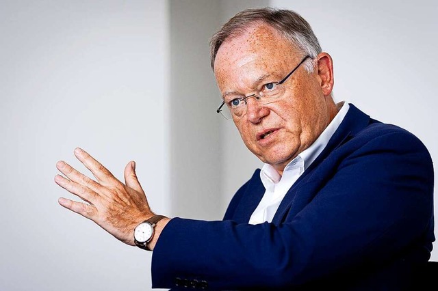 Niedersachsens Ministerprsident Steph...ber ein Aussetzen der Schuldenbremse.  | Foto: Moritz Frankenberg (dpa)